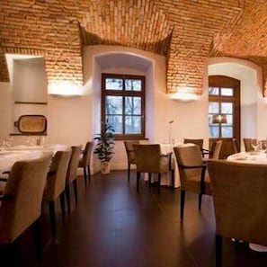 Se sirven desayunos, comidas, cenas y cocina internacional