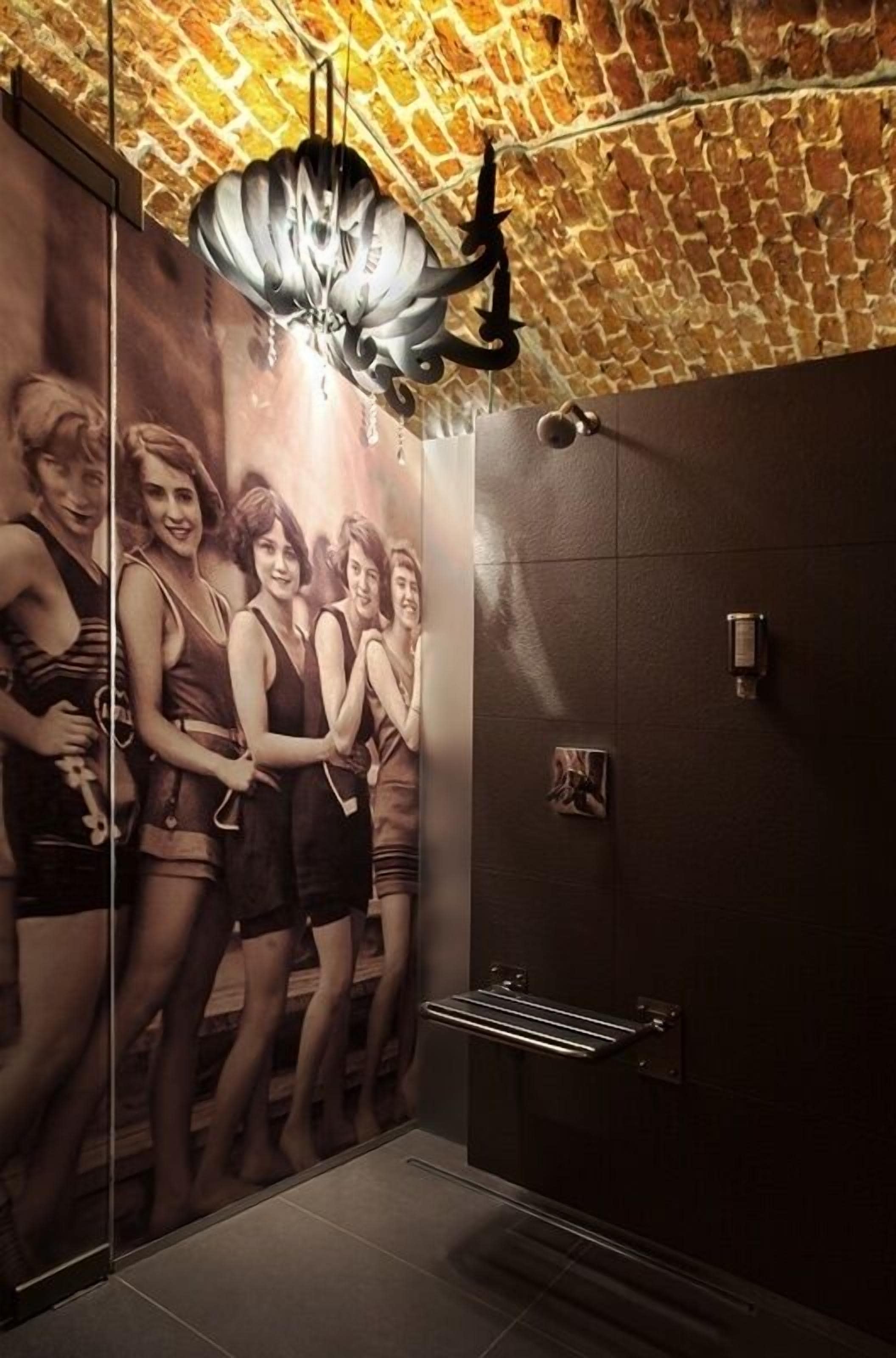 sauna, hot tub, body treatments, aromatherapy, hot stone massages