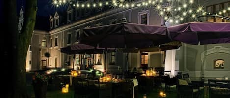 Café da manhã, almoço e jantar; culinária internacional