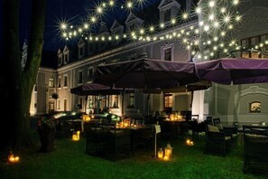 Se sirven desayunos, comidas, cenas y cocina internacional