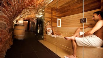 Sauna, poreallas, vartalohoitoja, aromaterapiaa, kuumakivihierontaa