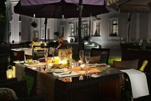 Breakfast, lunch, dinner served; international cuisine 