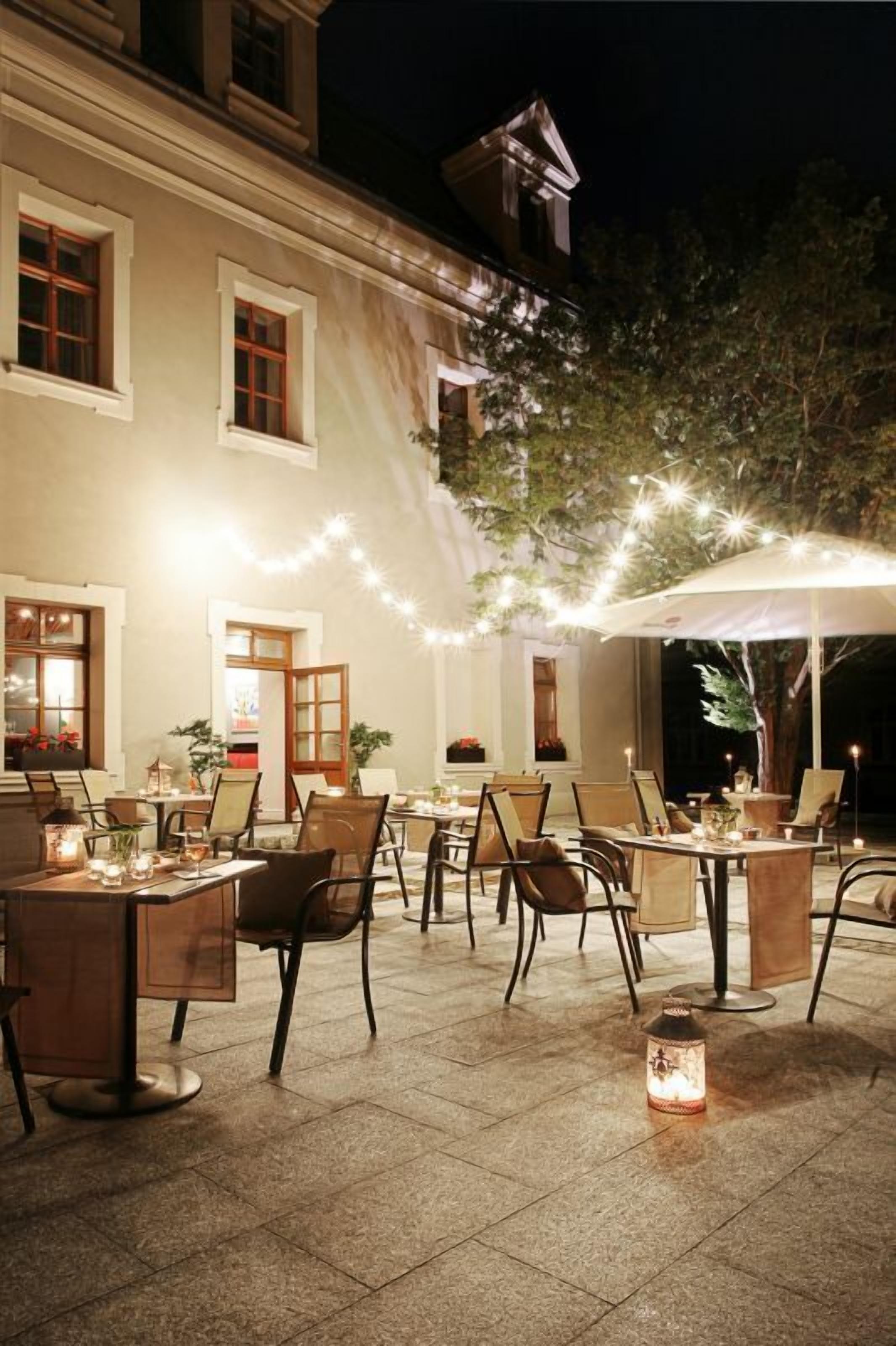 breakfast, lunch, dinner served; international cuisine