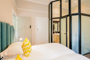 Minibar, Zimmersafe, individuell eingerichtet, Schreibtisch