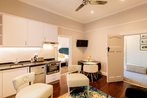Apartamento estándar, 1 habitación | Zona de estar | Una televisión