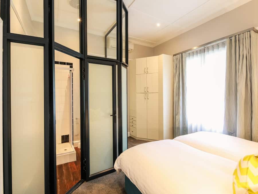 Frigobar, cofres nos quartos, individualmente mobiliados, escrivaninha