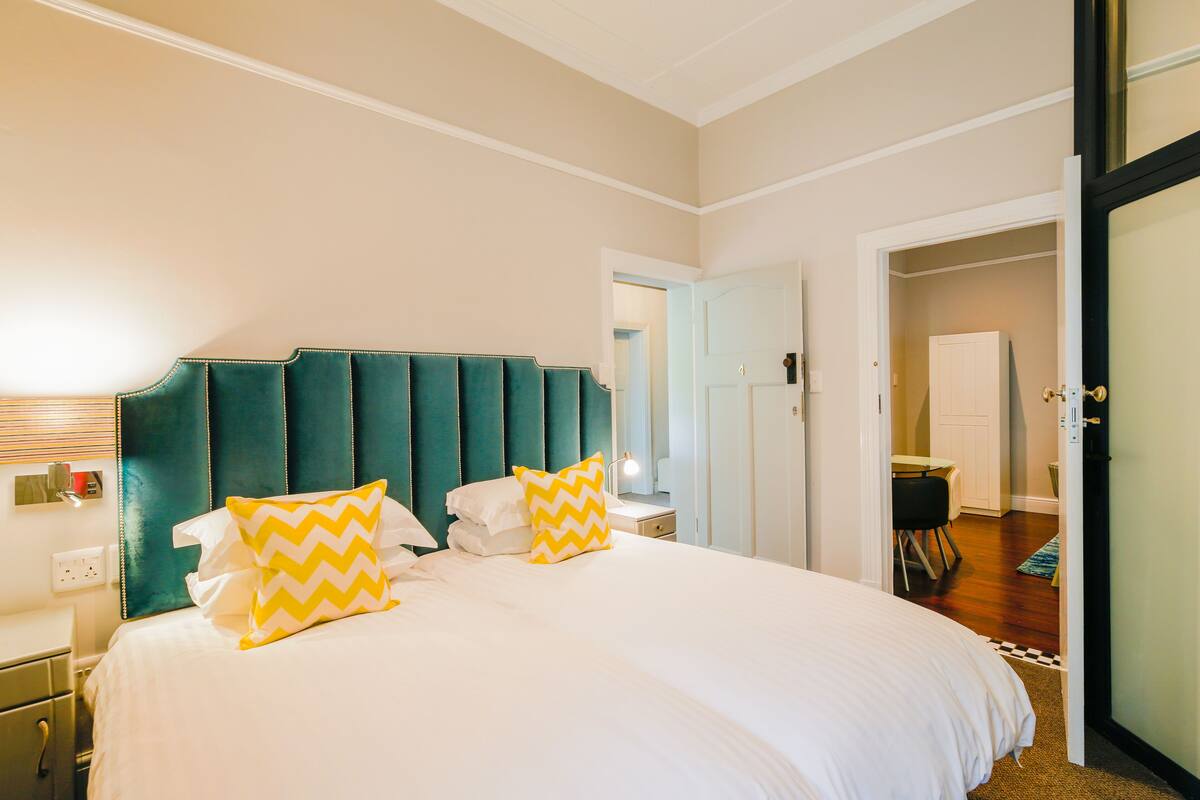 Minibar, in-room safe, desk, iron/ironing board