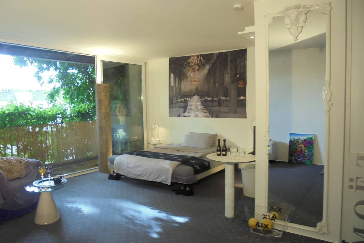 Minibar, individually decorated, individually furnished, desk