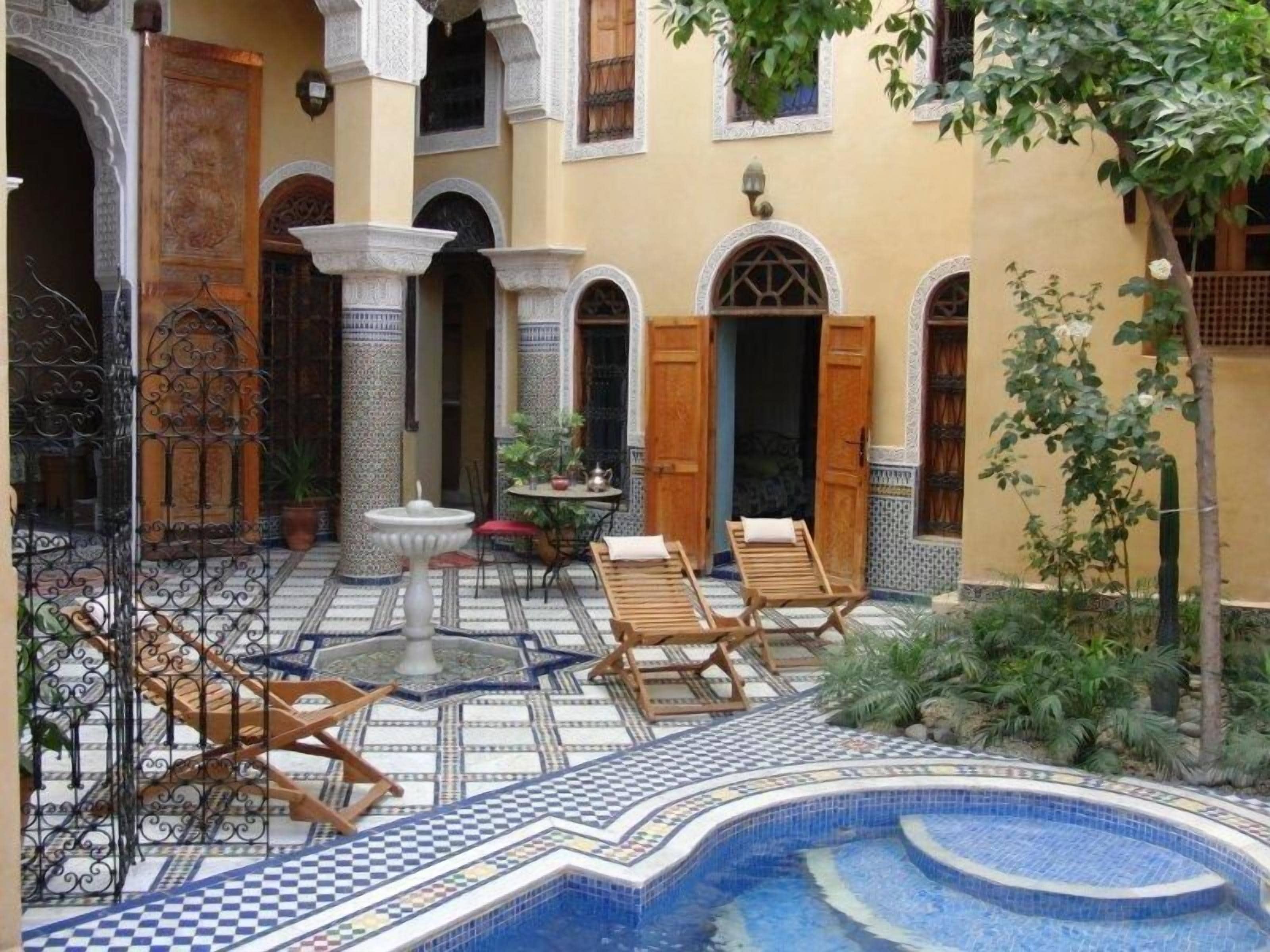 Piscine extérieure, chaises longues