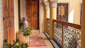 Roupas de cama premium, cofres nos quartos, quartos à prova de som