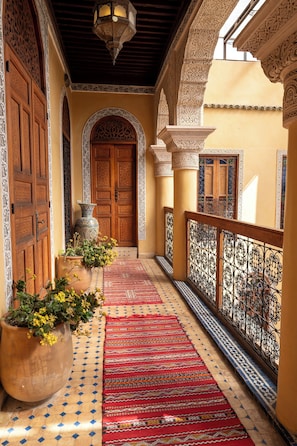 Premium bedding, in-room safe, soundproofing, free cribs/infant beds - Riad Layalina (Fes)