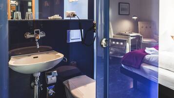 Double Room | Bathroom | Hair dryer, towels, soap, shampoo