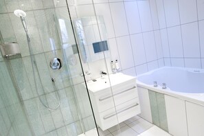 Luxury Suite | Bathroom