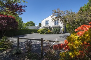 Car charging station