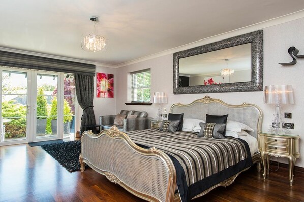 Ambleside Super Luxury Suite with Spa bath and  Patio | Egyptian cotton sheets, hypo-allergenic bedding, minibar, in-room safe