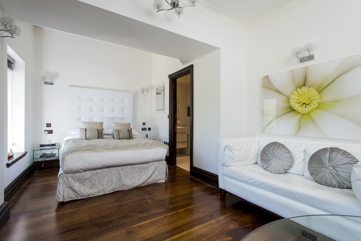 Egyptian cotton sheets, hypo-allergenic bedding, minibar, in-room safe