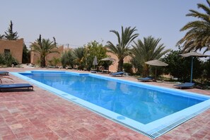 Piscina externa sazonal, guarda-sóis, espreguiçadeiras