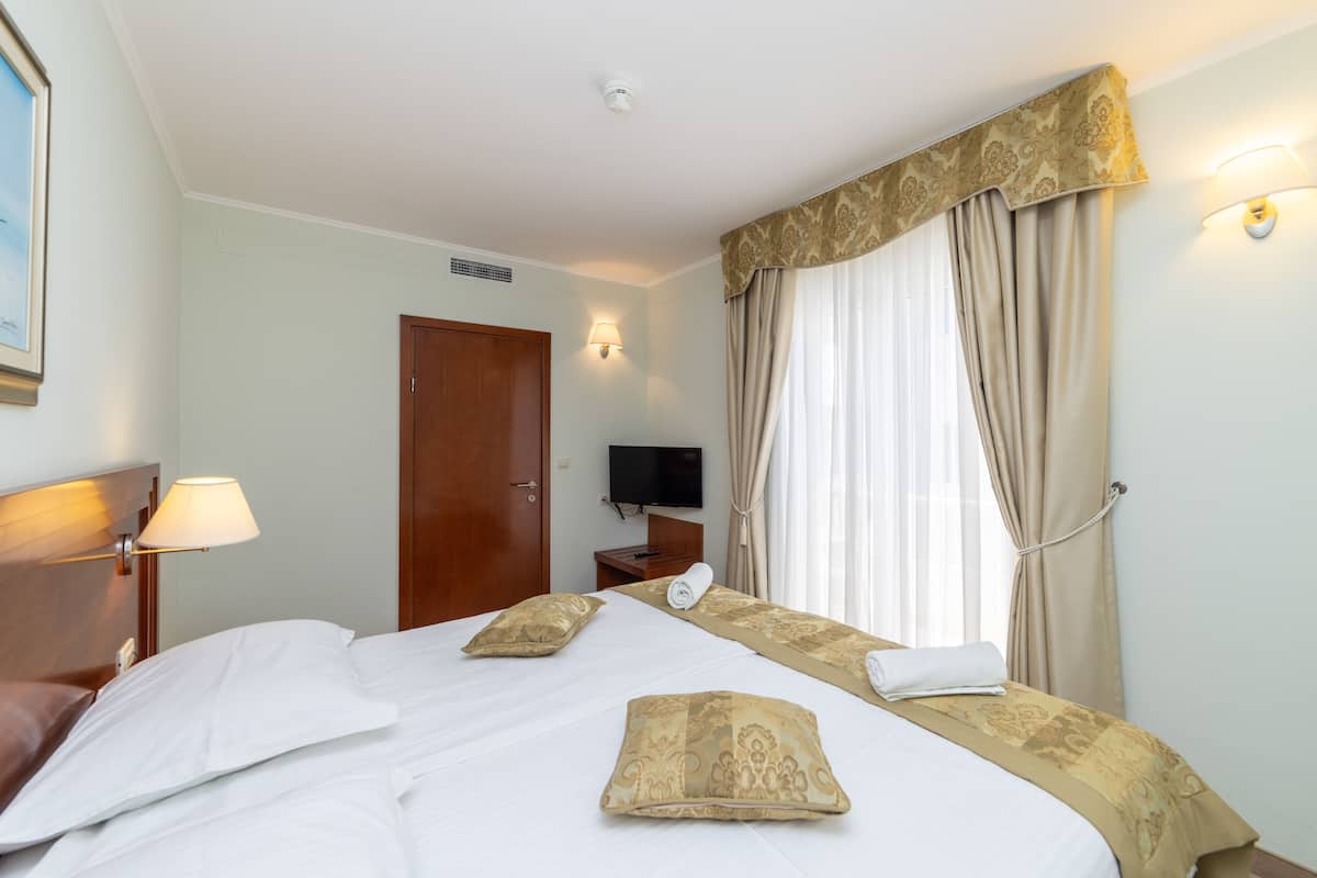 Standard Suite, Partial Sea View
