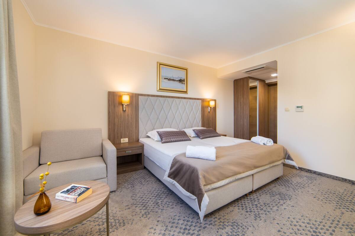 Chambre triple Deluxe, balcon, vue sur le parc | Minibar, coffre-fort, bureau, système d’insonorisation