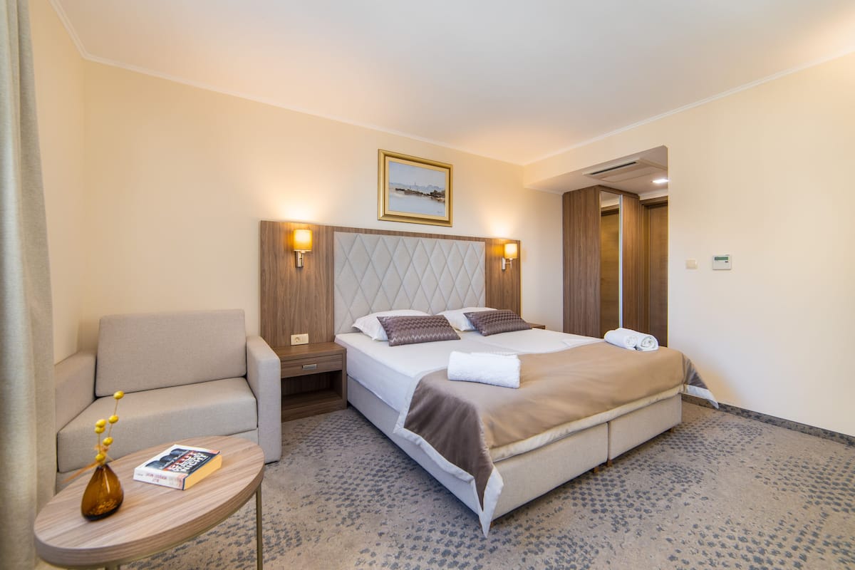 Deluxe Triple Room, Balcony, Park View