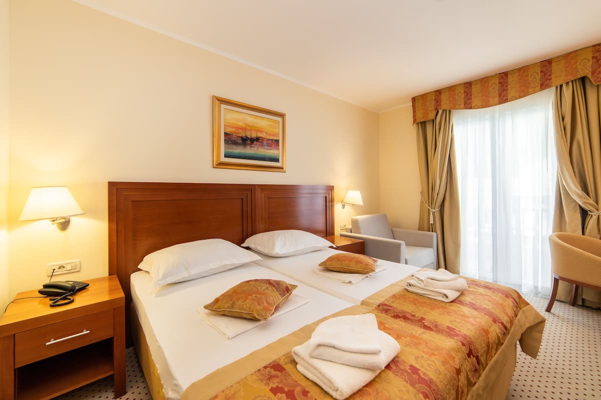 Standard Triple Room, Partial Sea View