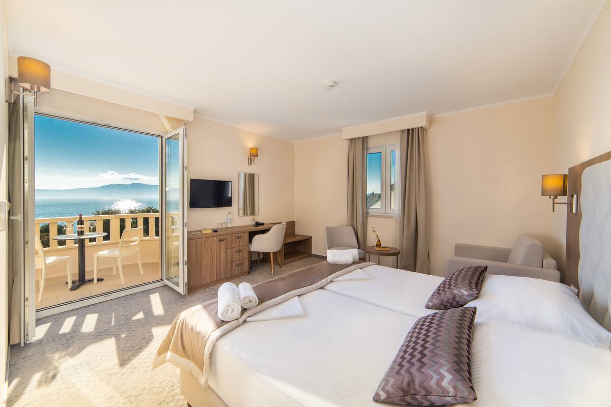 Chambre triple Deluxe, vue sur la mer | Minibar, coffre-fort, bureau, système d’insonorisation
