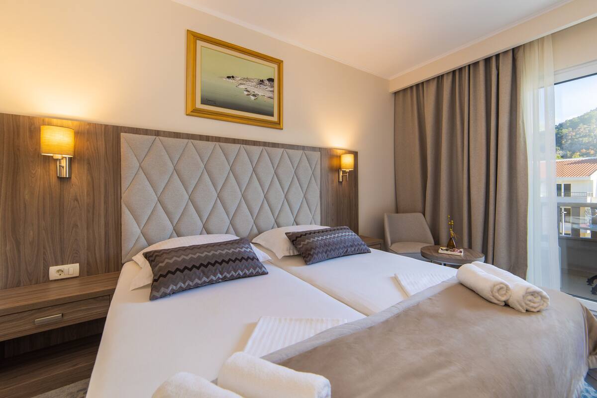 Chambre Deluxe double, balcon, vue sur le parc | Minibar, coffre-fort, bureau, système d’insonorisation