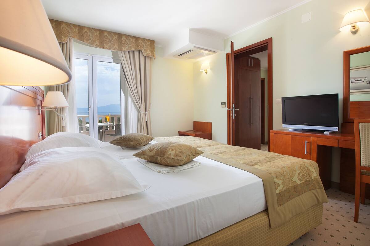 Suite Standard, vue sur la mer | Minibar, coffre-fort, bureau, système d’insonorisation
