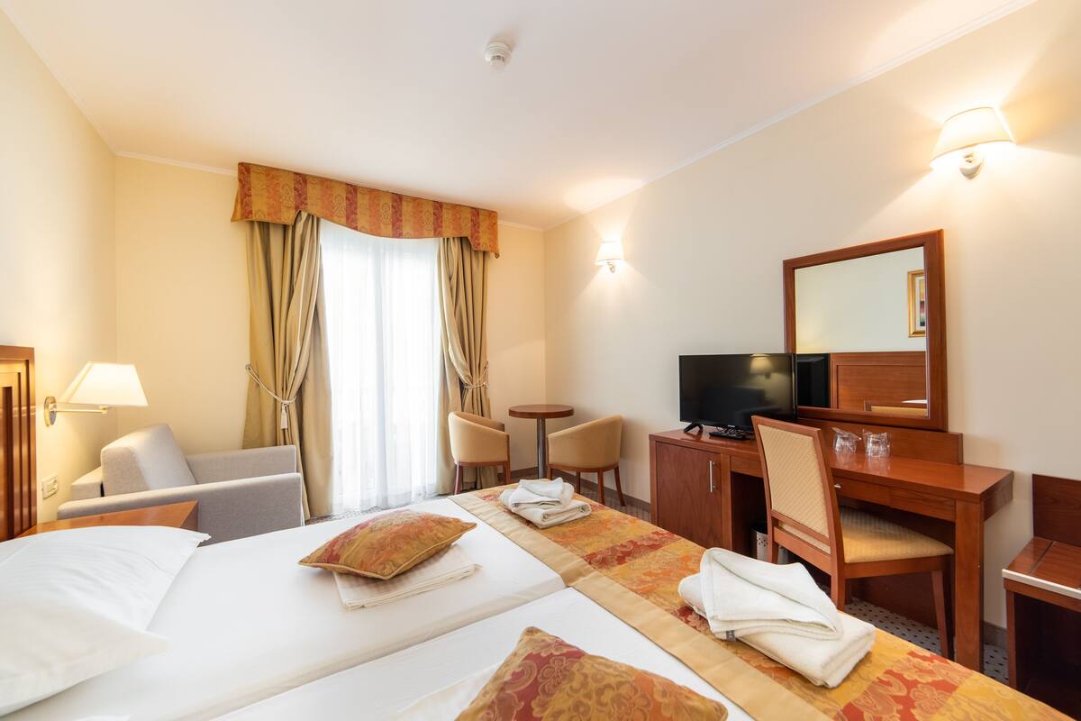 Chambre triple Standard, balcon, vue sur le parc | Minibar, coffre-fort, bureau, système d’insonorisation