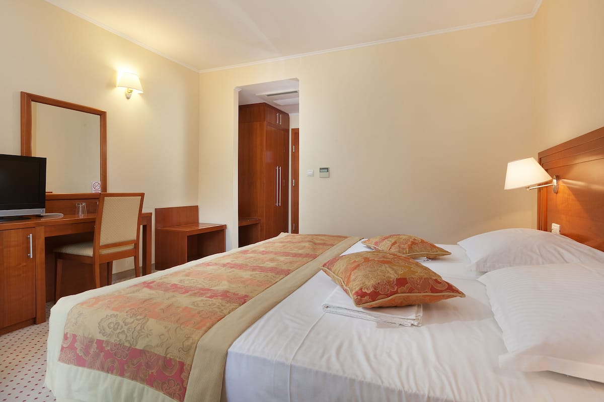 Standard Double Room, Partial Sea View