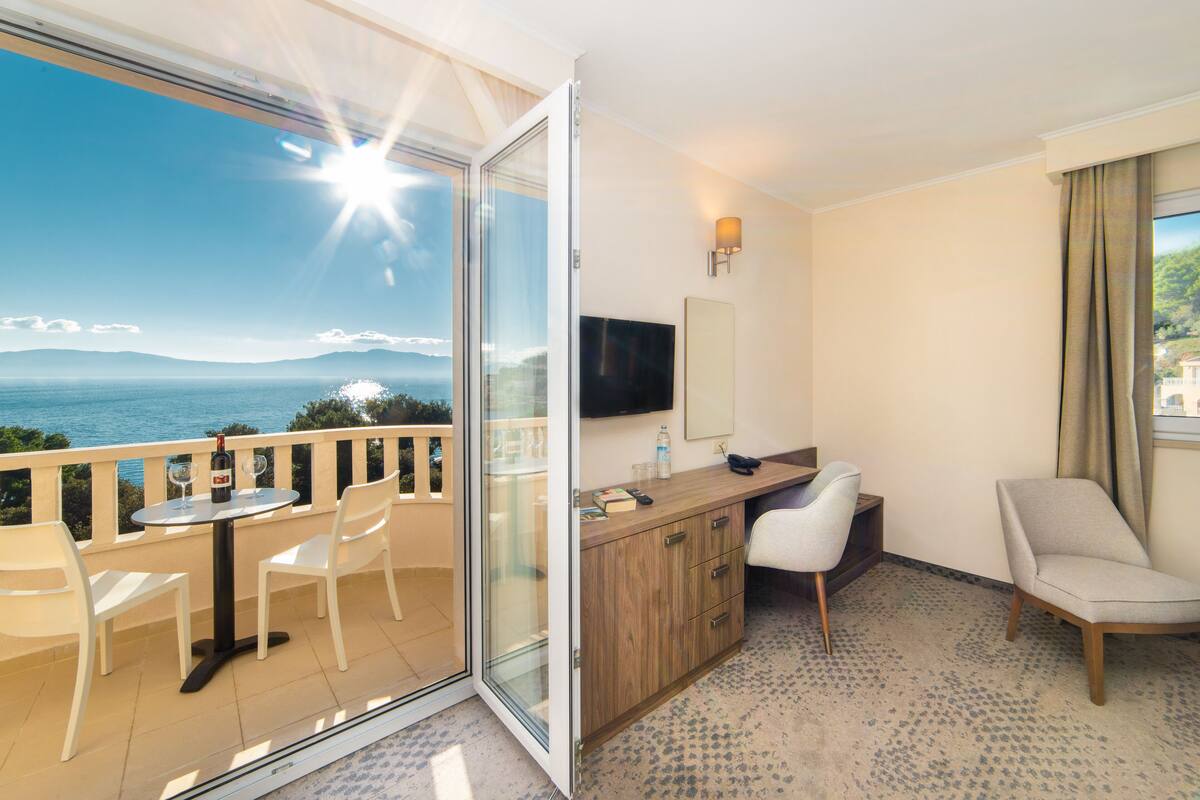 Chambre Deluxe double, balcon, vue sur la mer | Minibar, coffre-fort, bureau, système d’insonorisation