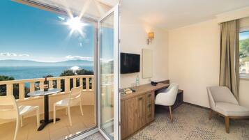 Deluxe tweepersoonskamer, balkon, uitzicht op zee | 1 slaapkamer, een minibar, een kluis op de kamer, een bureau