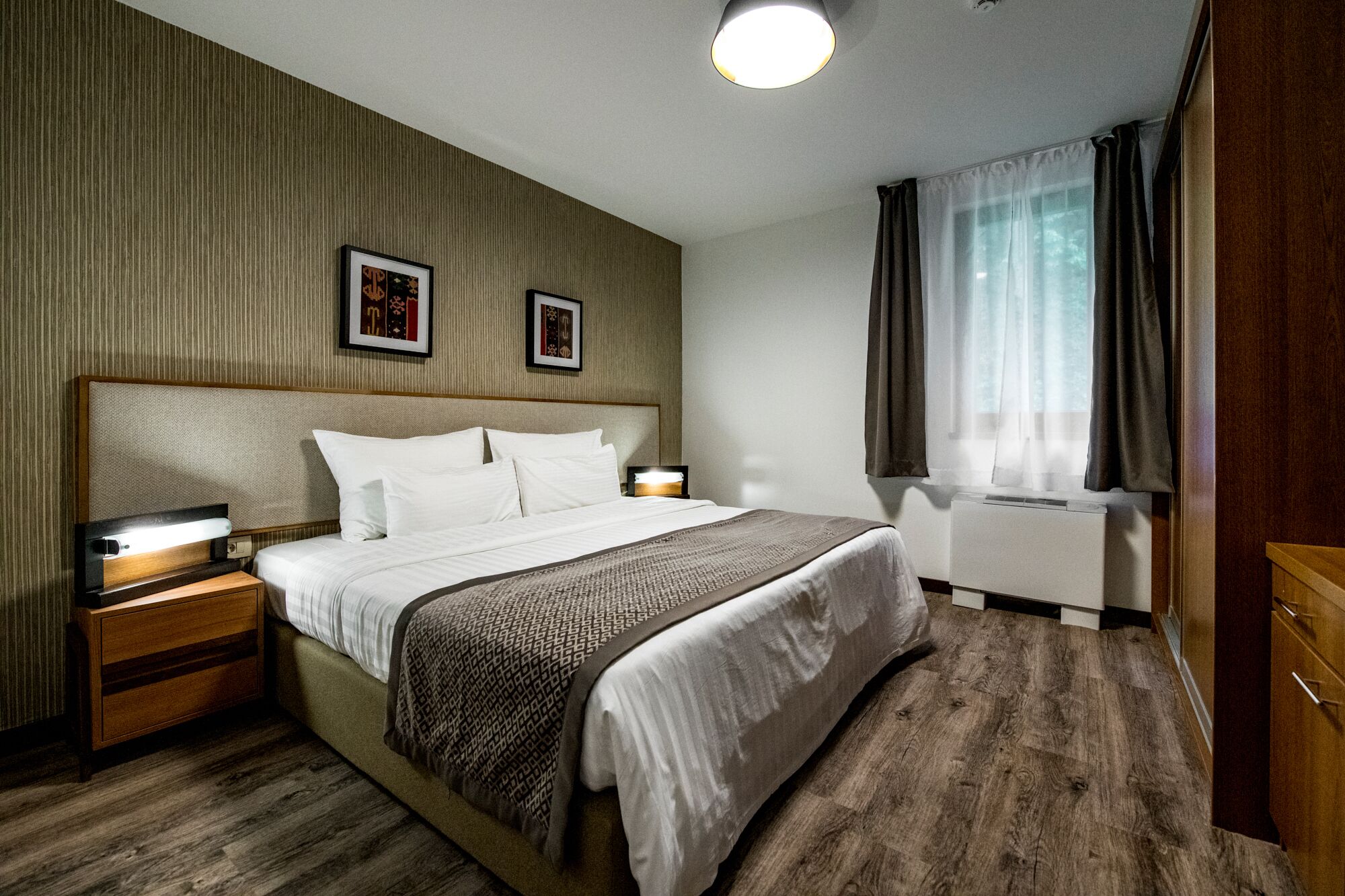 Een minibar, een kluis op de kamer, een bureau, geluiddichte muren