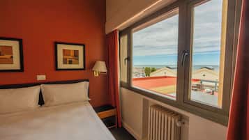 Classic Double Room, 1 Double Bed, Sea View | Bathroom | Shower, free toiletries, hair dryer, bidet