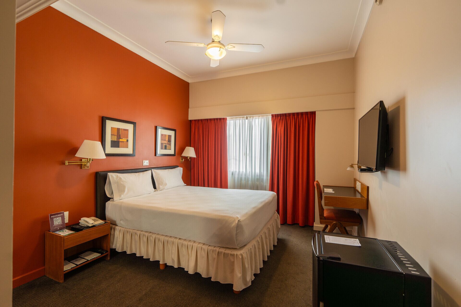 Minibar, Zimmersafe, individuell dekoriert, individuell eingerichtet