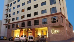 A multi-story hotel with a modern design, featuring a flat roof and large windows. - Austral Express (Comodoro Rivadavia)