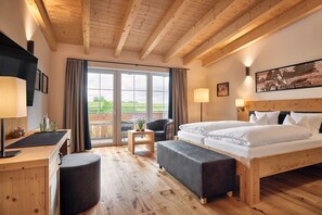 Comfort Double Room, 1 Double Bed, Terrace, Garden View | Minibar, in-room safe, individually decorated, desk - Hanusel Hof (Weitnau)