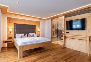 Chambre Double Confort, 1 lit double, terrasse, vue jardin | Minibar, coffres-forts dans les chambres, décoration personnalisée