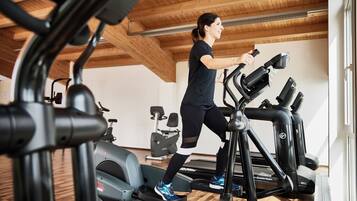 Ein Fitnessstudio mit Laufbändern und Trainingsgeräten.