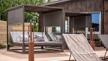 Innenpool, Außenpool, Sonnenschirme, Liegestühle