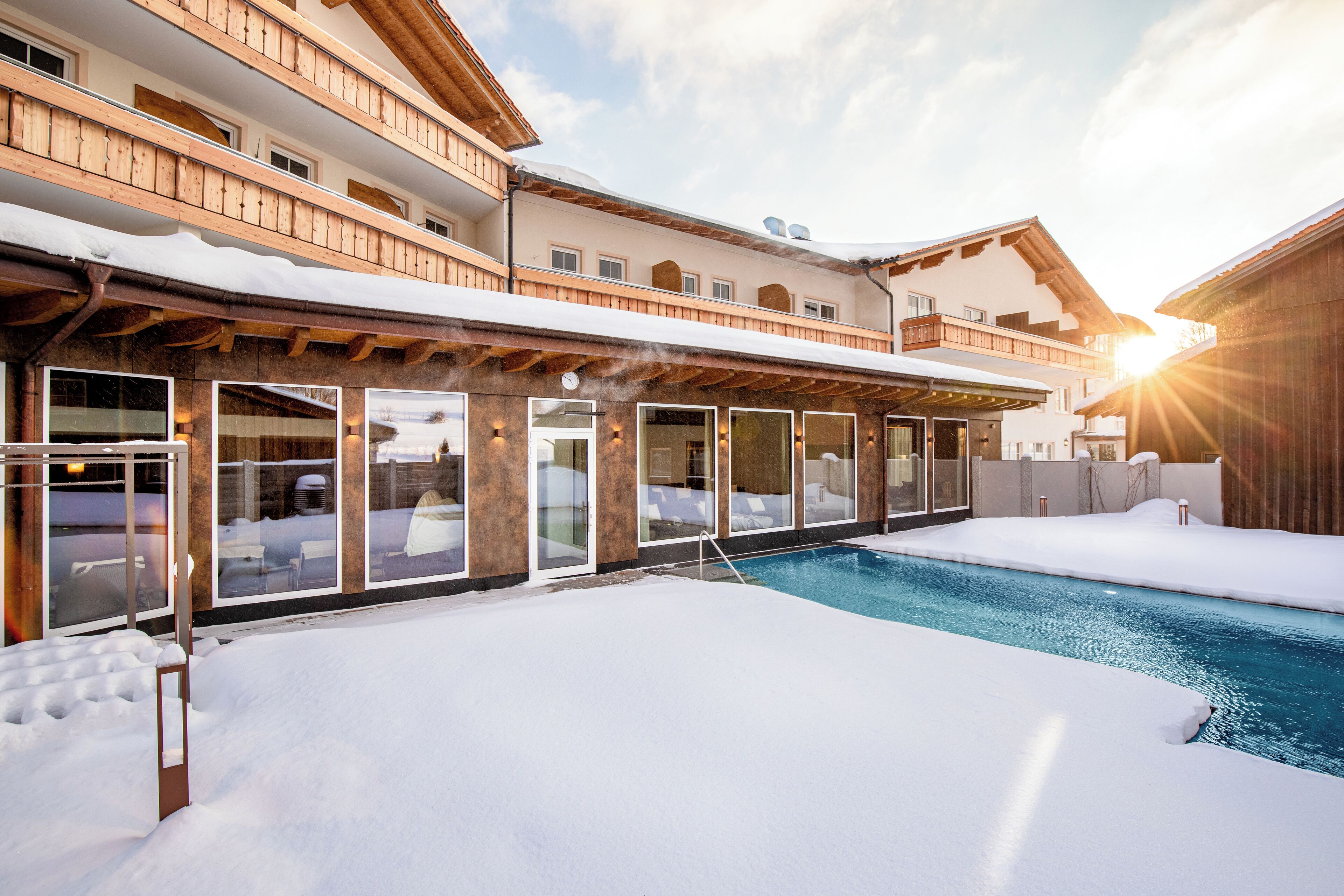 Innenpool, Außenpool, Sonnenschirme, Liegestühle