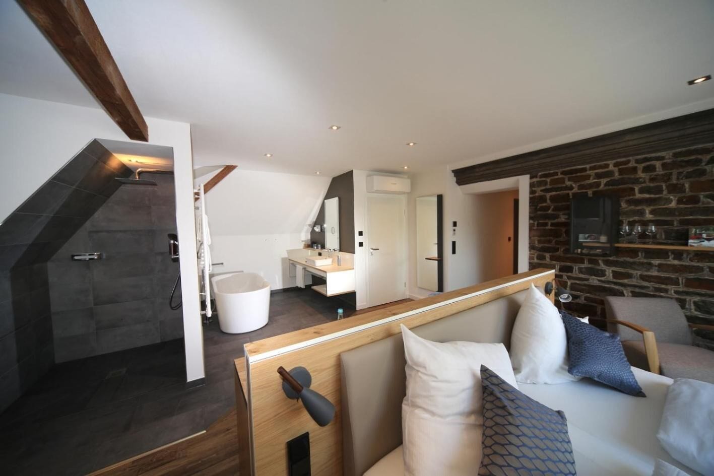 セーフティボックス (室内)、デスク、防音設備、WiFi (無料)