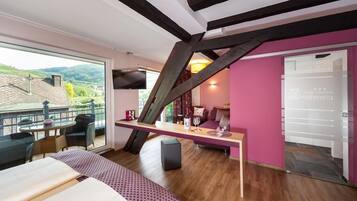 Een kluis op de kamer, een bureau, geluiddichte muren, gratis wifi