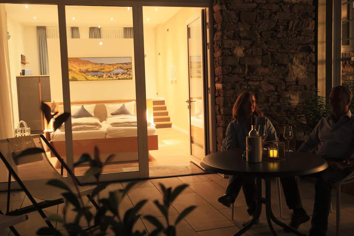 in-room safe, desk, soundproofing, free wifi