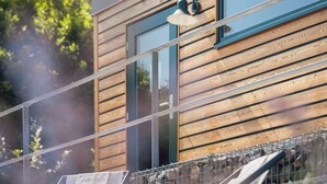 Un bâtiment moderne avec un revêtement mural en bois et de grandes fenêtres.