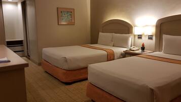 Premier driepersoonskamer | Hypoallergeen beddengoed, een kluis op de kamer, een bureau