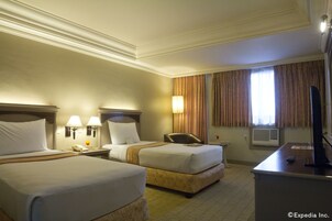 Deluxe Room, 2 Twin Beds | Hypo-allergenic bedding, in-room safe, desk, laptop workspace