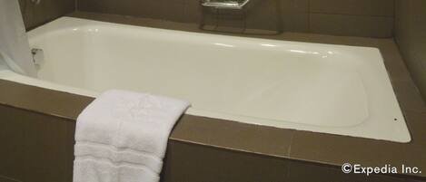 Un baño con bañera, ducha y perchero.
