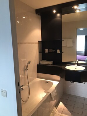 Comfort Room, 1 Bedroom, Bathtub | Bathroom