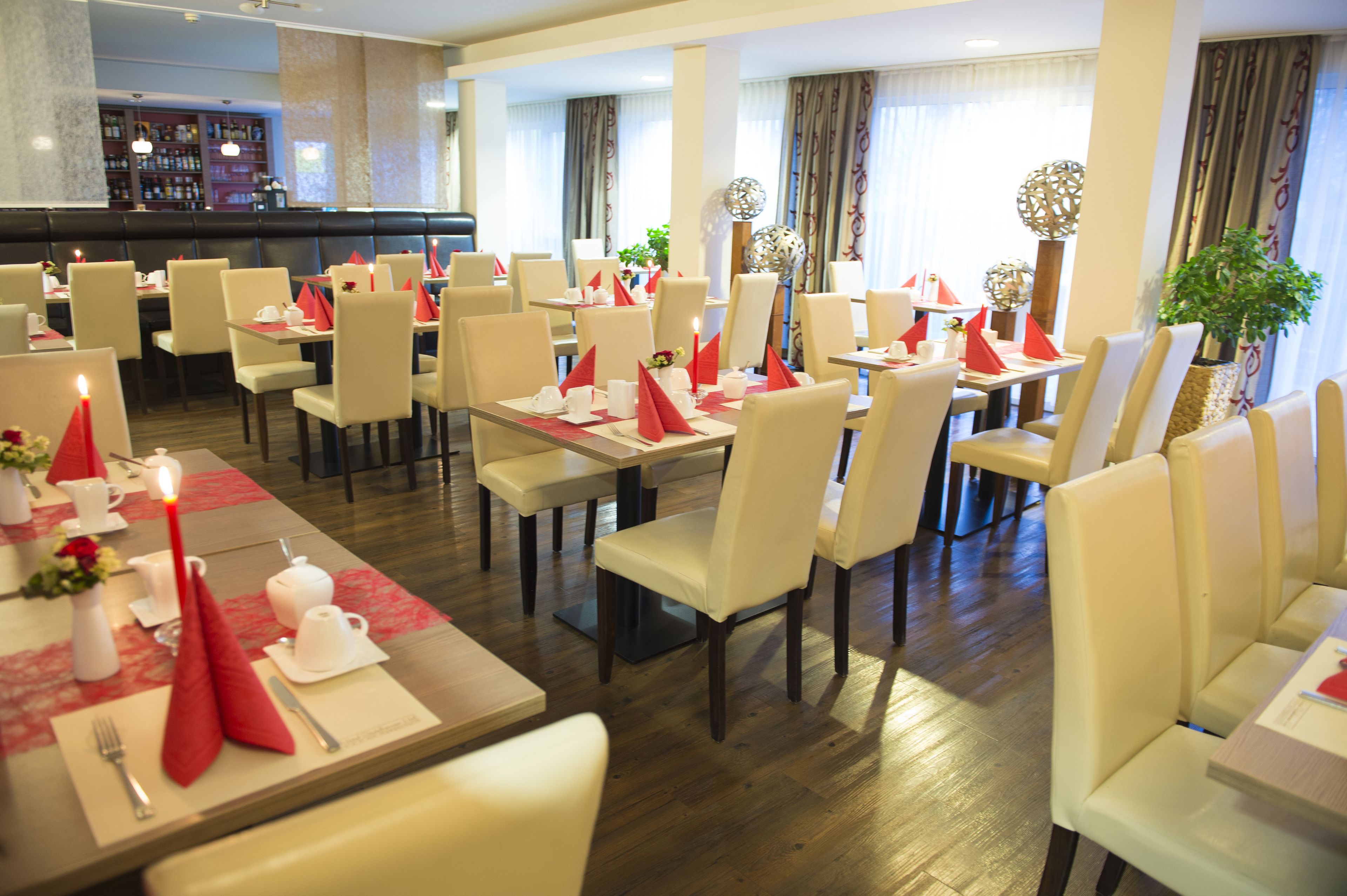 بوفيه فطور يوميًا بتكلفة قدرها (15 EUR للشخص)